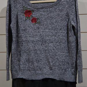 TORRID 0 GREY SWEATER NWOT (168) RED ROSE EMBROIDERED